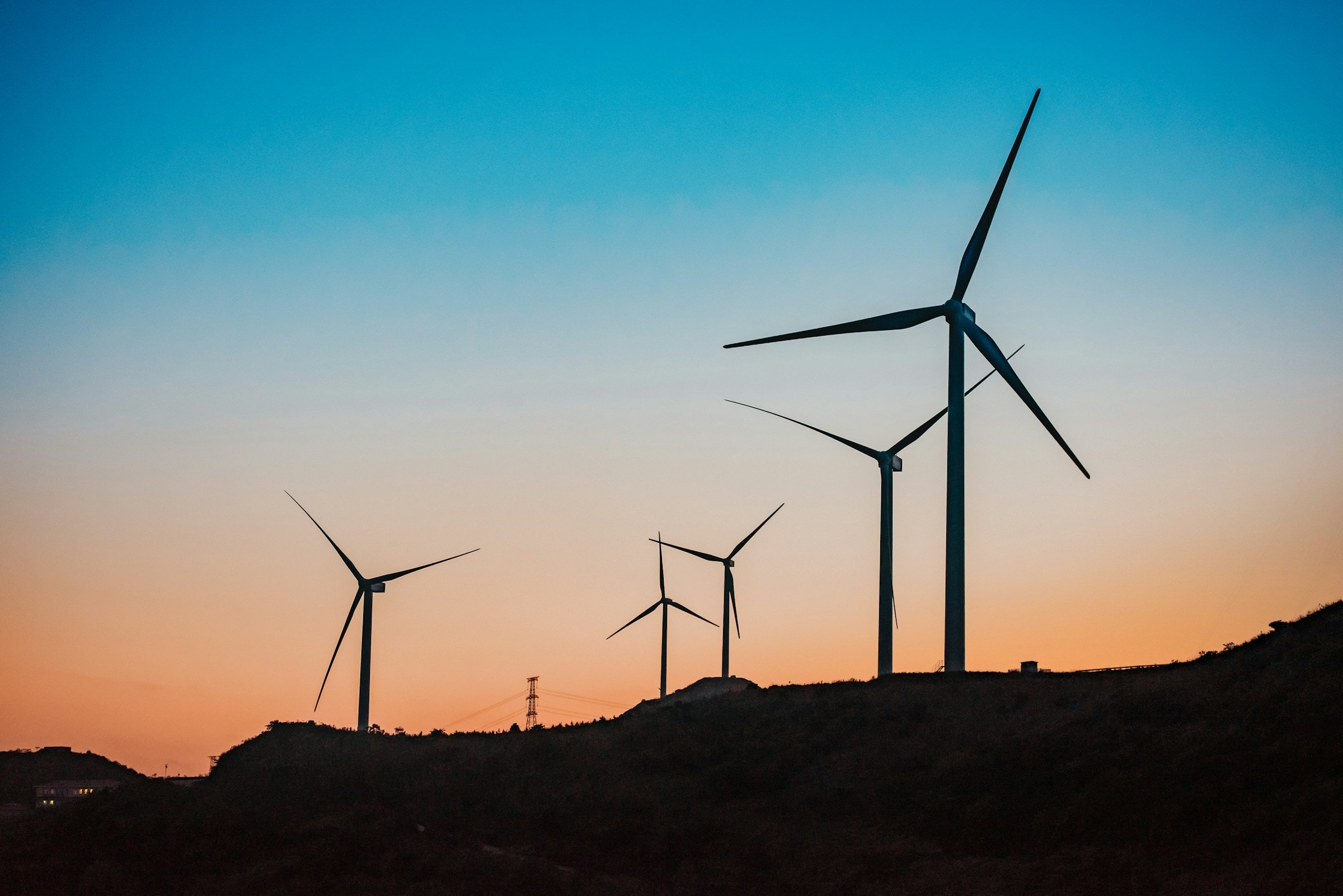 Éoliennes au crépuscule