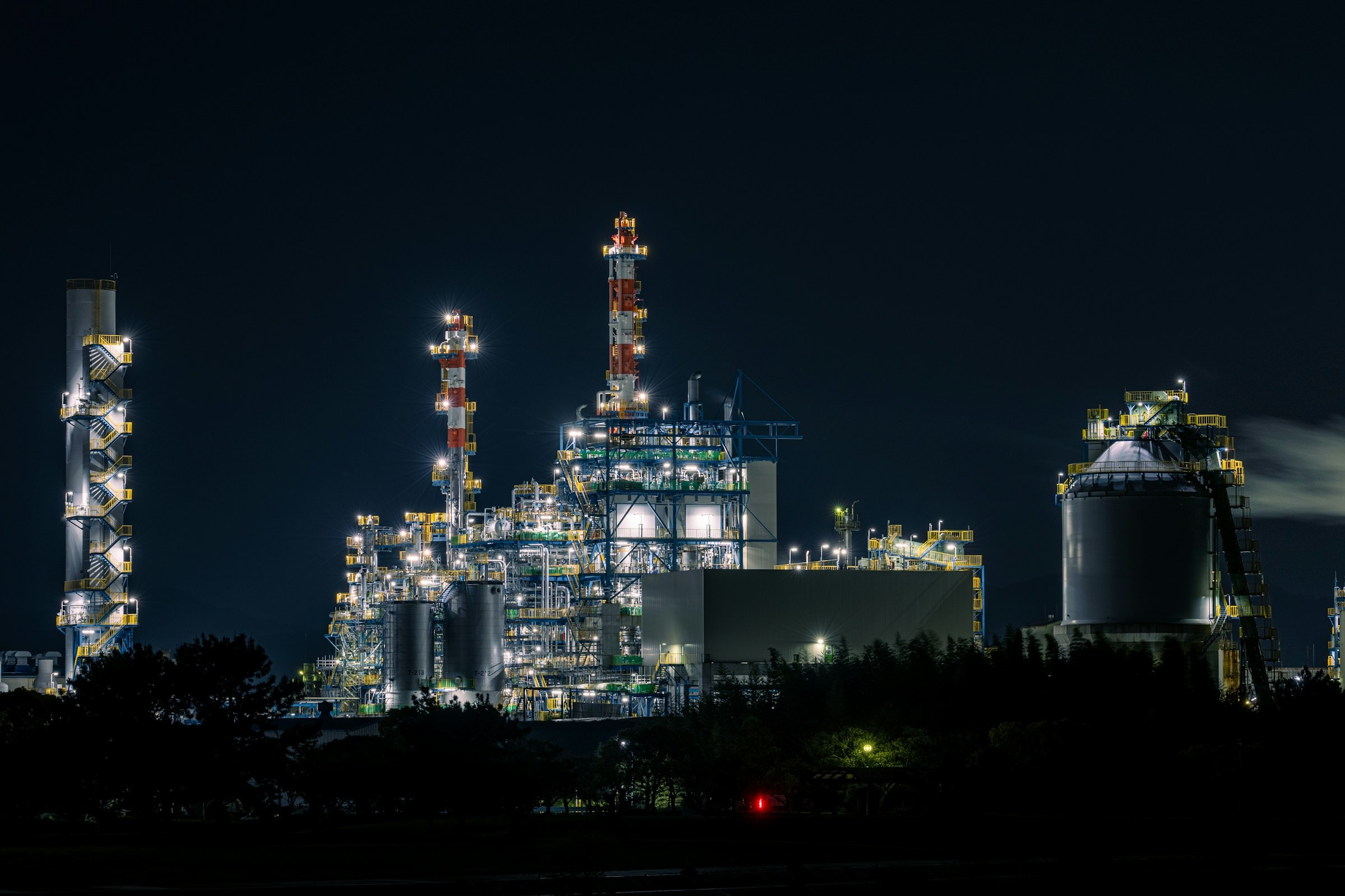 Site industriel éclairé de nuit